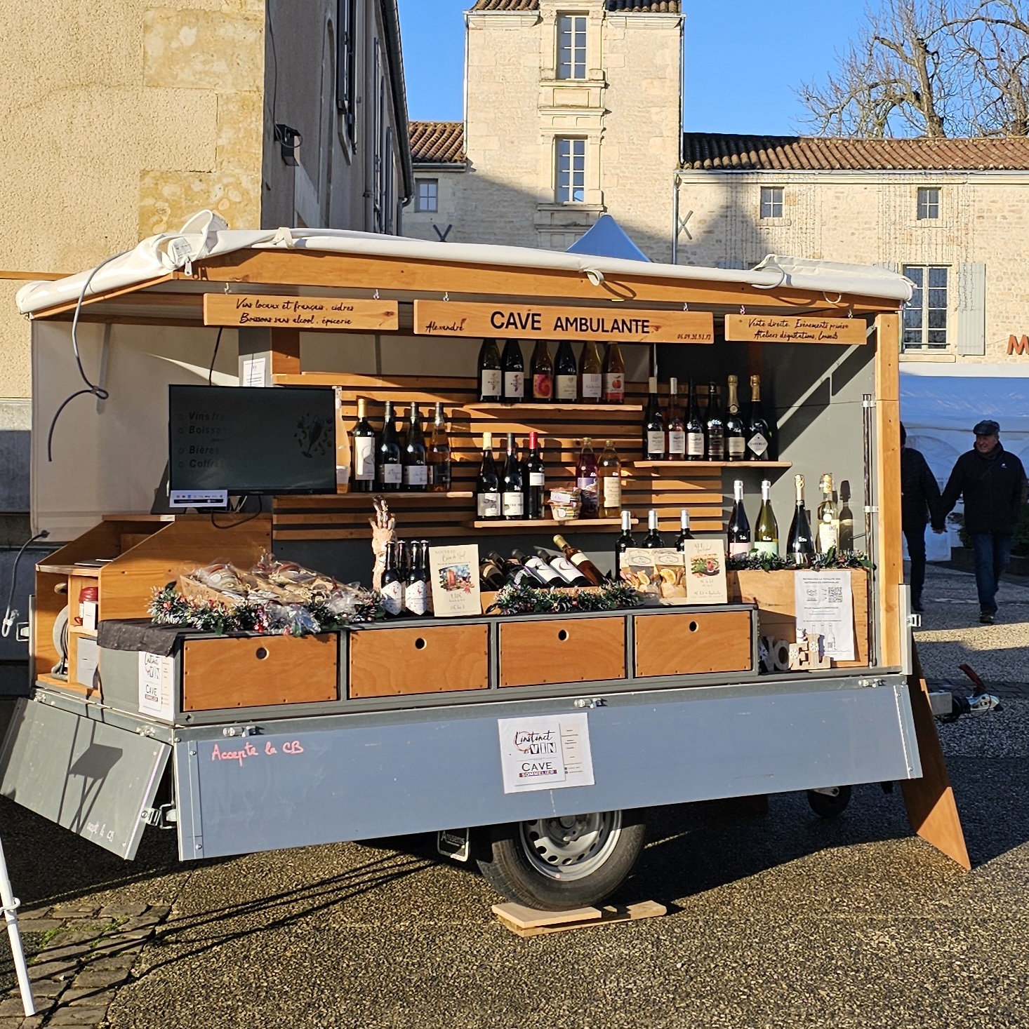 La remorque de la cave ambulante L'Instinct diVIN installée sur un marché